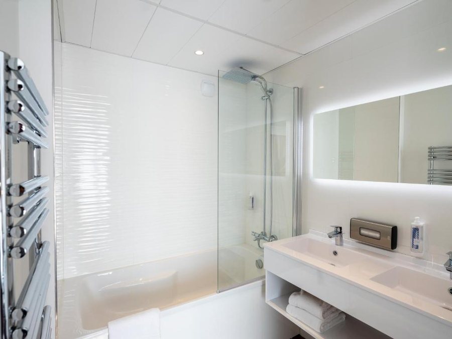 Pierre Vacances Premium Residence Le Domaine de Cramphore — Bathroom