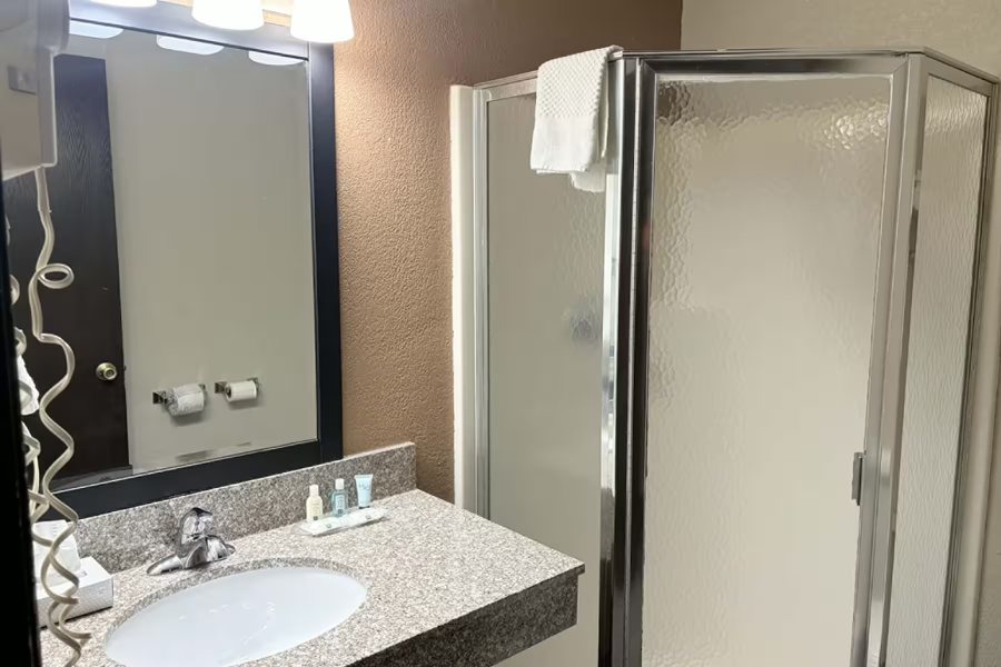 Pigeon Creek Inn — Bathroom
