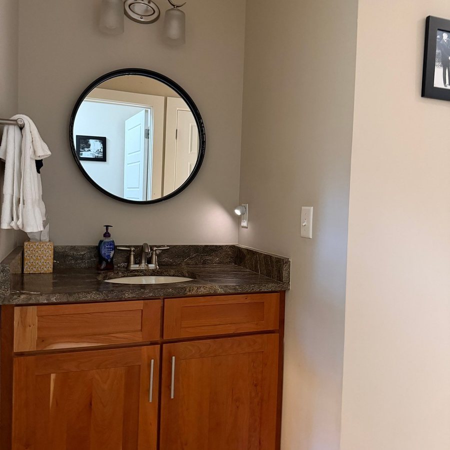 Pilot Cove Forest Lodging — Bathroom