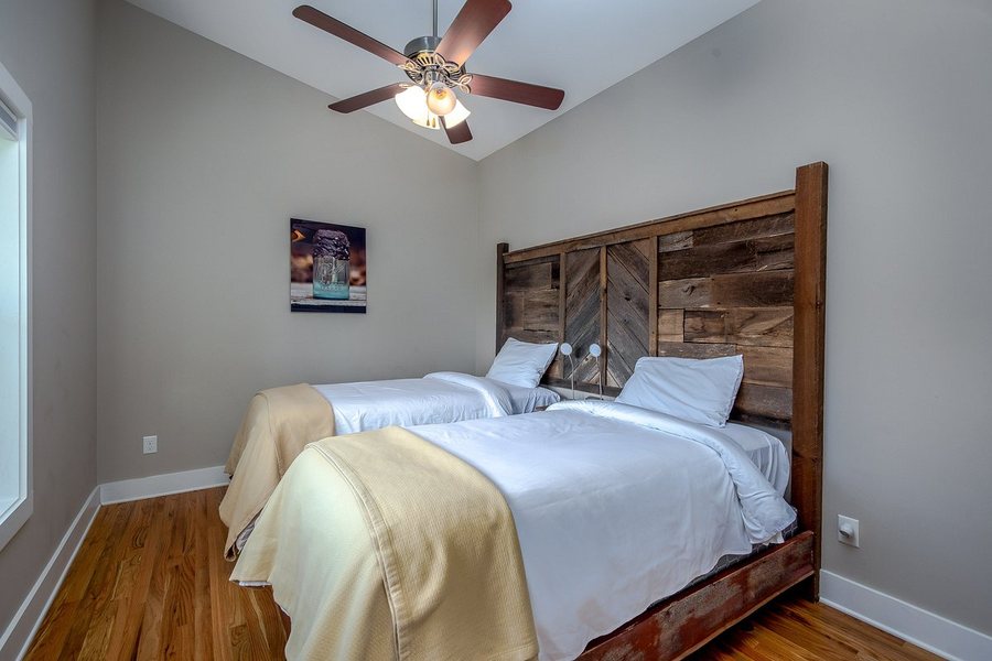 Pilot Cove Forest Lodging — Guest room