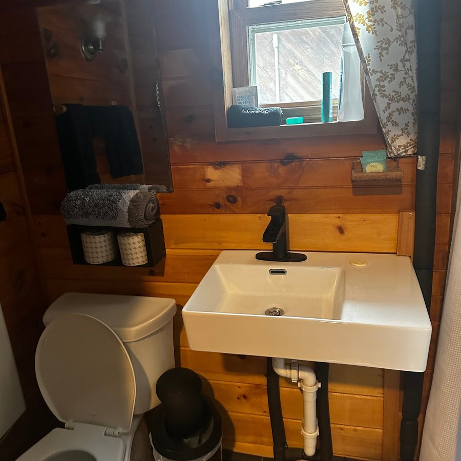 Pine Crest Motel and Cabins — Bathroom