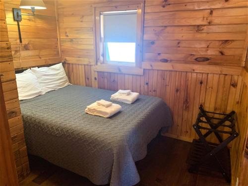 Pine Crest Motel and Cabins — Guest room