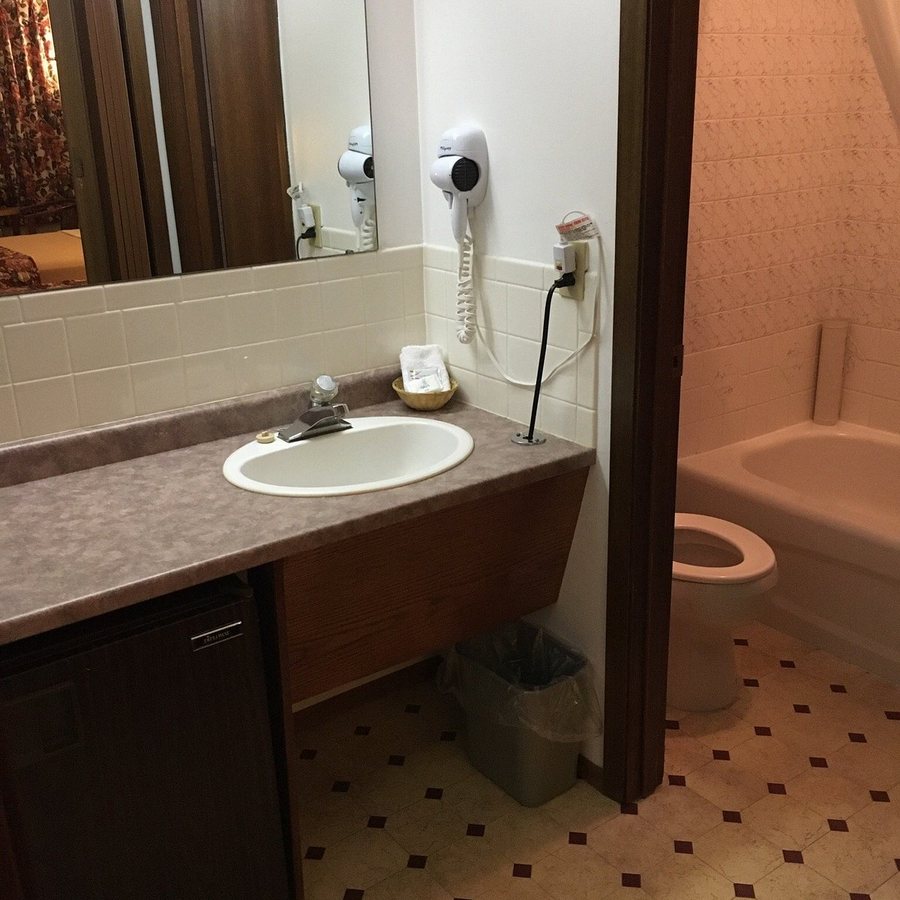 Pine Grove Motel — Bathroom