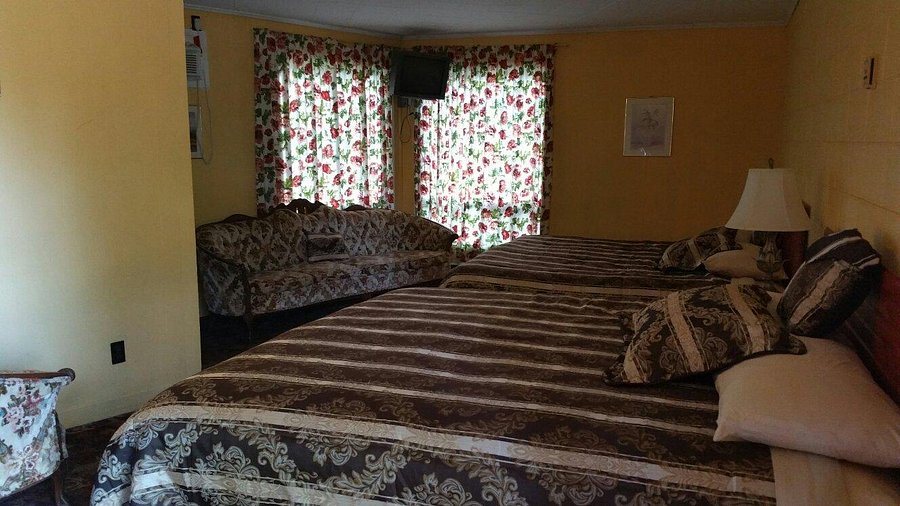 Pine Grove Motel — Guest room