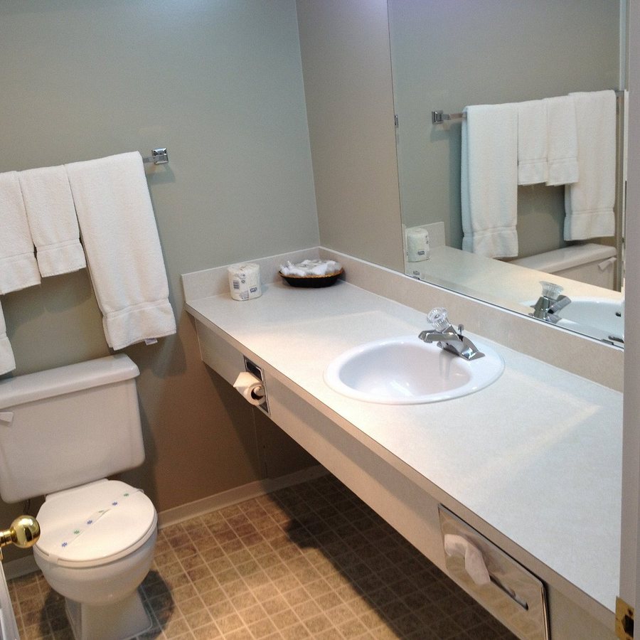 Pine Hill Motel — Bathroom