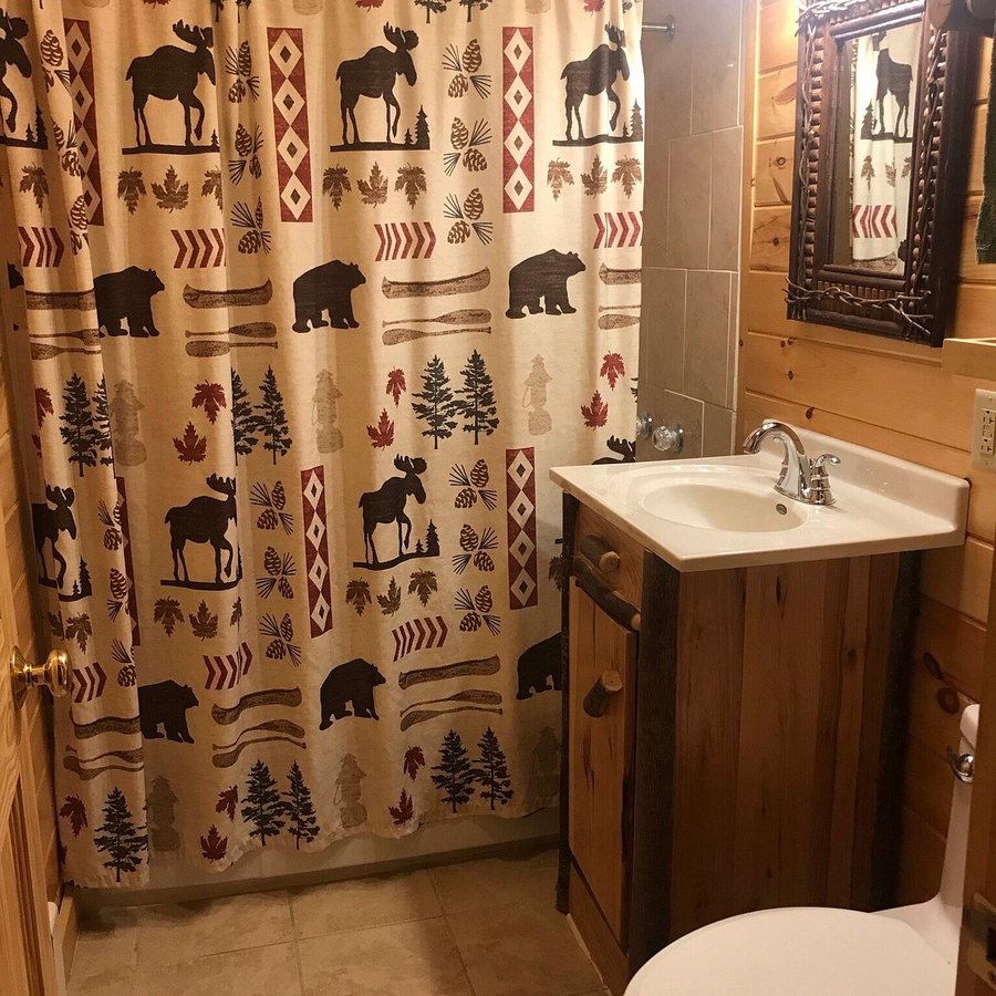 Pine Knoll Lodge and Cabins — Bathroom