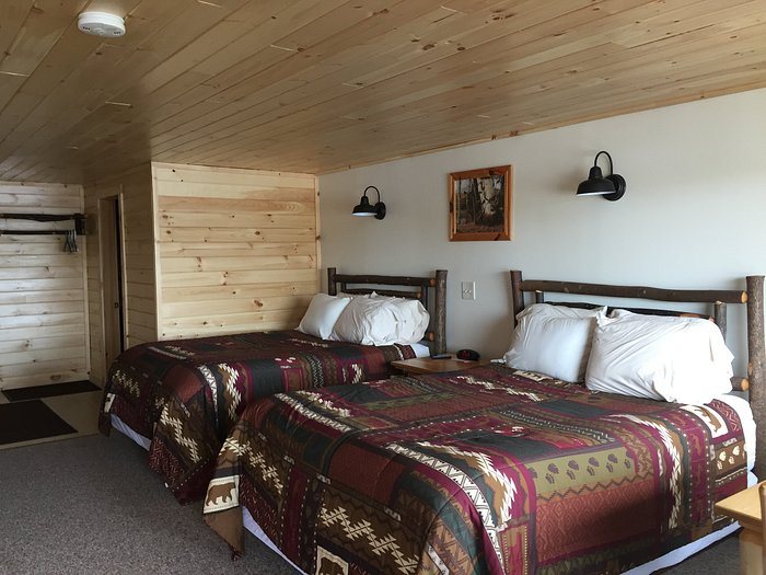Pine Knoll Lodge and Cabins — Guest room