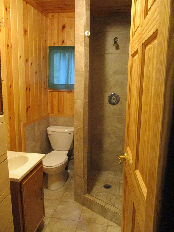 Pine Peaks Lodge and Suites — Bathroom