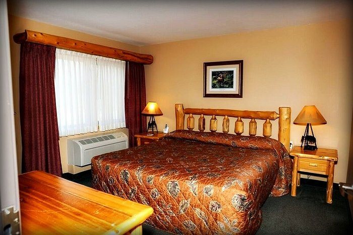 Pine Peaks Lodge and Suites — Guest room