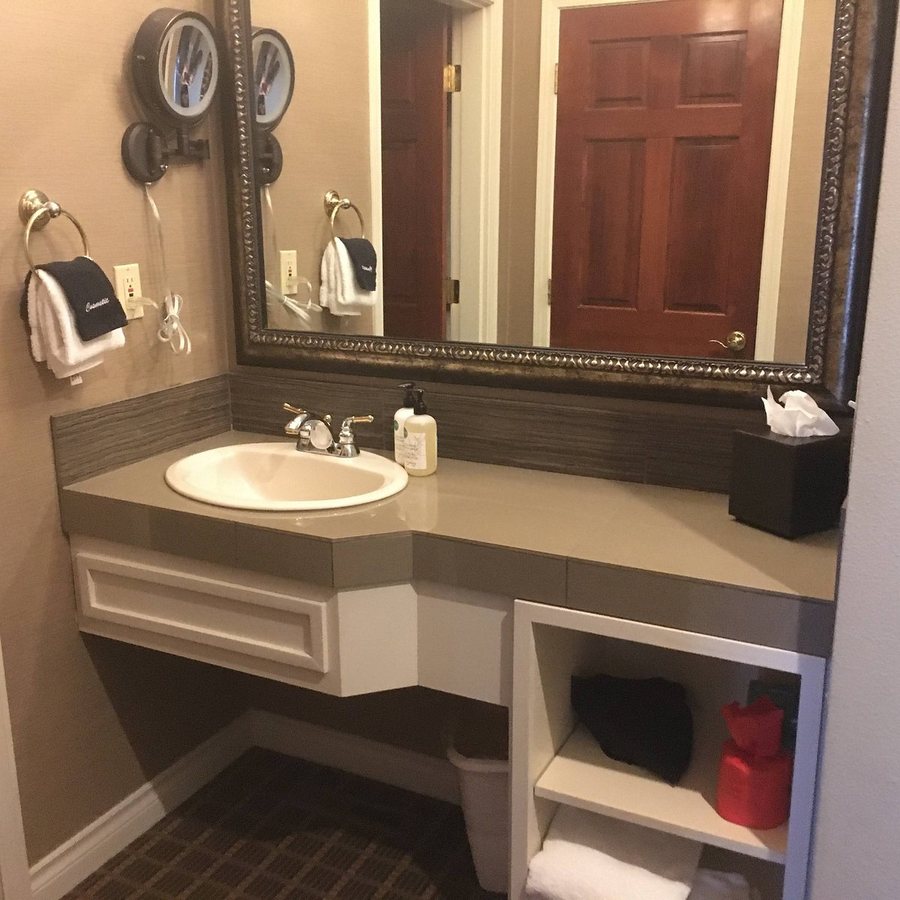 Pine Ridge Inn — Bathroom