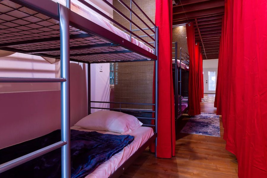 Pineapple Hostel Los Angeles California — Guest room
