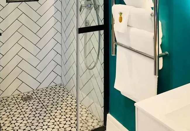 Pineapple House Boutique Hotel — Bathroom