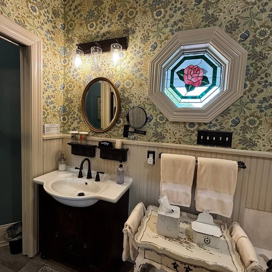 Pinecrest Cottage Bed and Breakfast — Bathroom