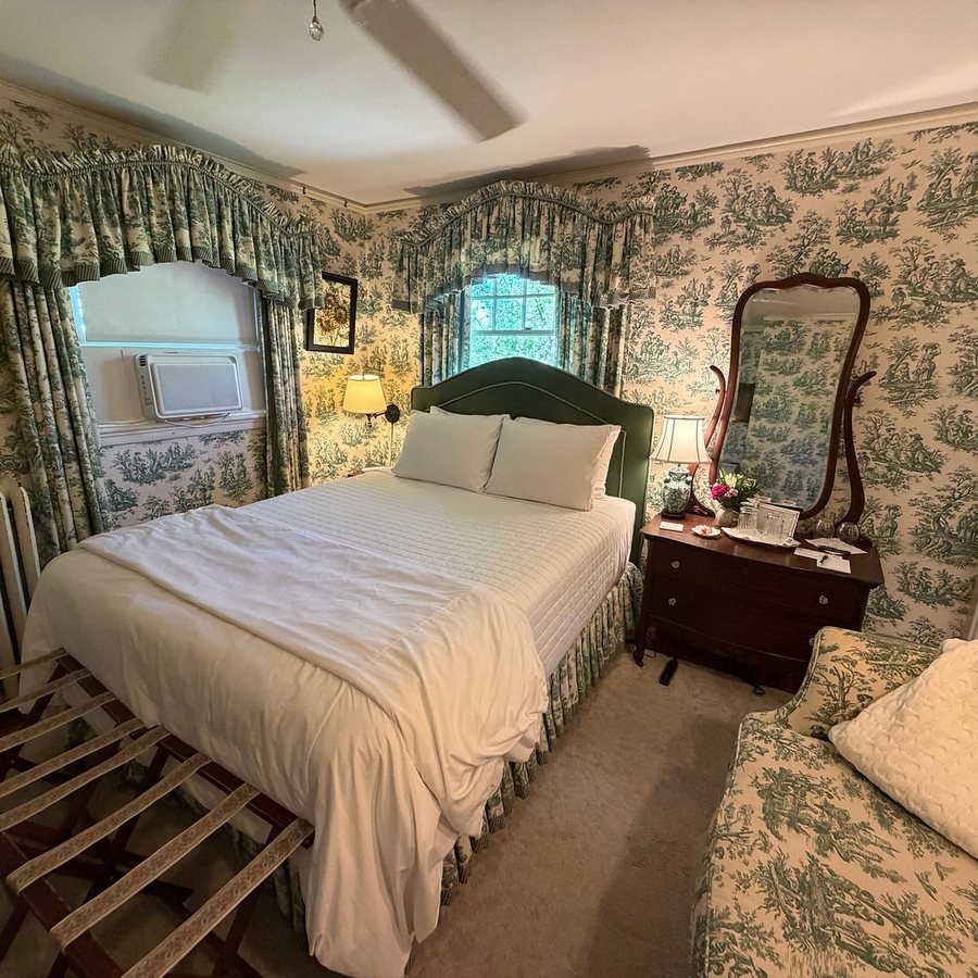 Pinecrest Cottage Bed and Breakfast — Guest room