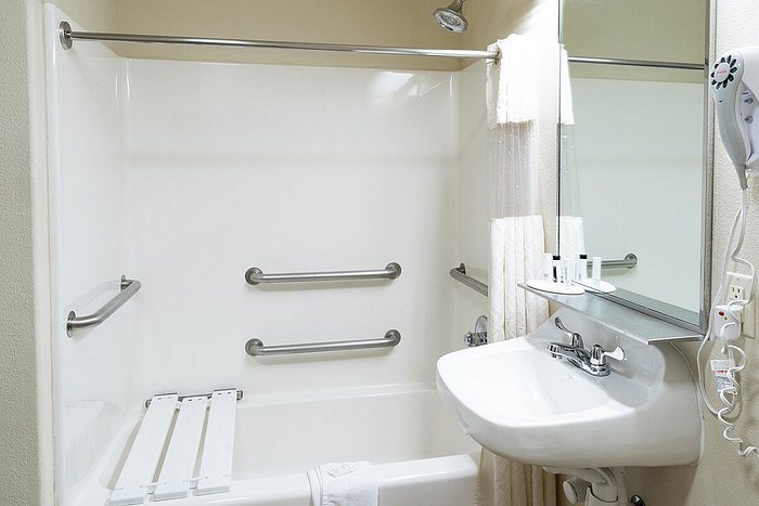 Pinedale Hotel Suites — Bathroom