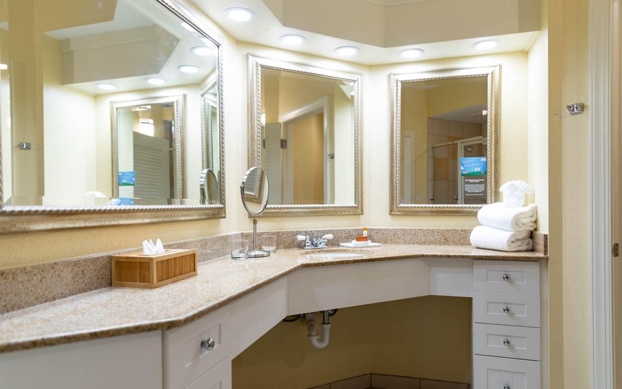 Pink Shell Beach Resort Marina — Bathroom