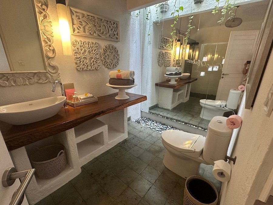 Pinkprivate Sanur For Cool Adults Only — Bathroom
