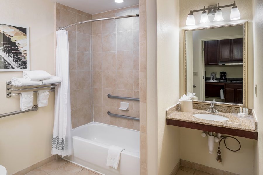 Pinn Road Inn Suites — Bathroom