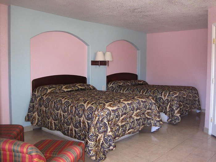 Pinn Road Inn Suites — Guest room