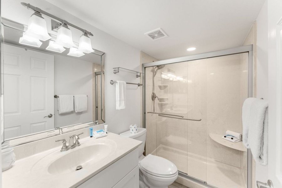 Pinnacle Port Vacation Rentals — Bathroom