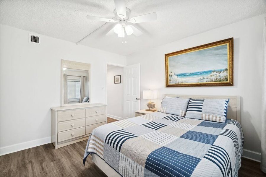 Pinnacle Port Vacation Rentals — Guest room