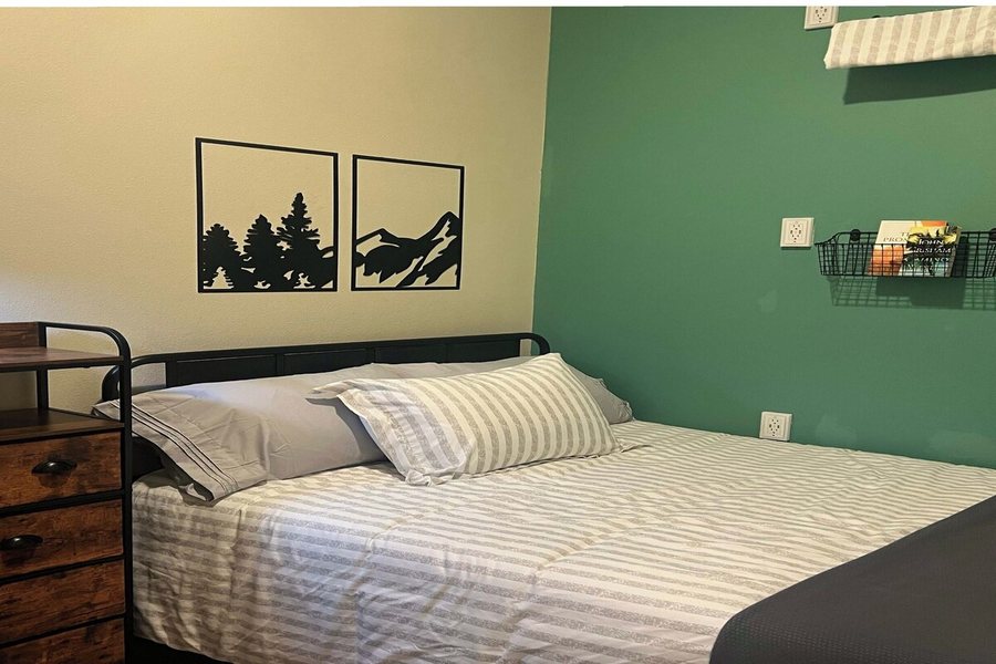 Pintler s Portal Hostel — Guest room
