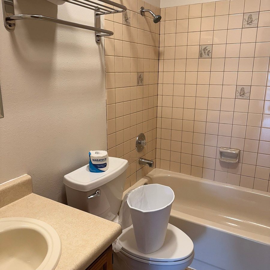 Pioneer Boutique Motel — Bathroom