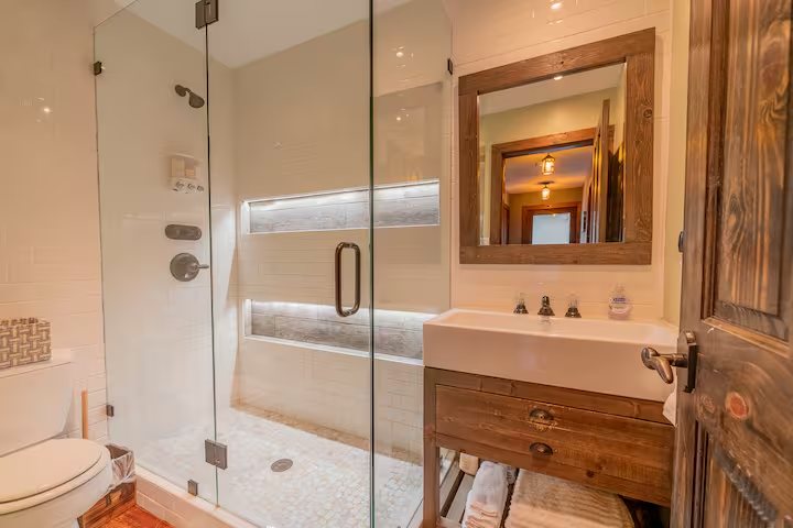 Pioneer Guest Cabins — Bathroom
