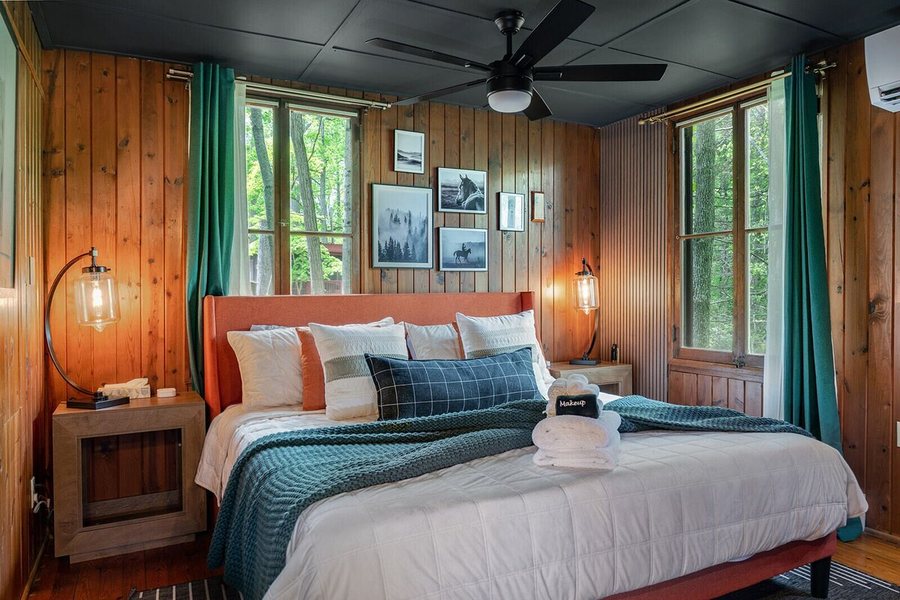 Pisgah Inn — Guest room