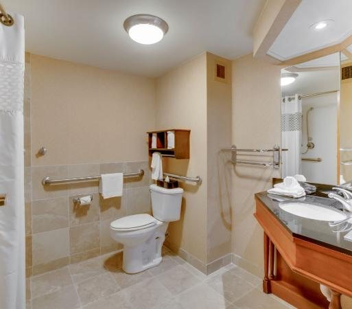 Pittsburgh Airport Inn Suites — Bathroom