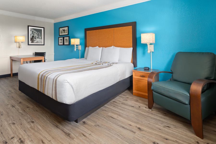 Pittsburgh Airport Inn Suites — Guest room