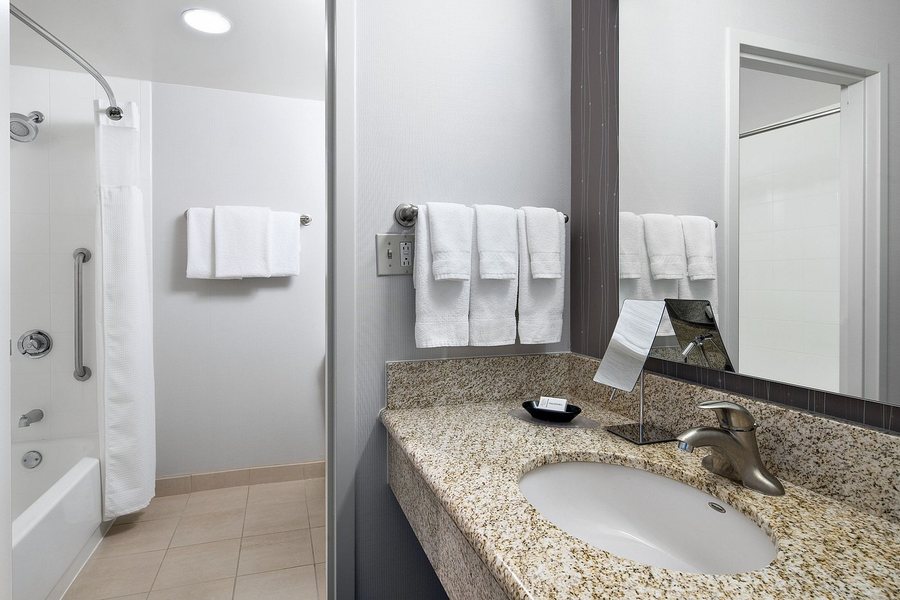 Pittsburgh Airport Marriott — Bathroom