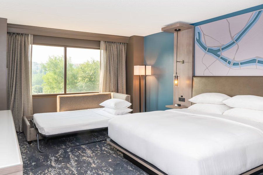 Pittsburgh Airport Marriott — Guest room