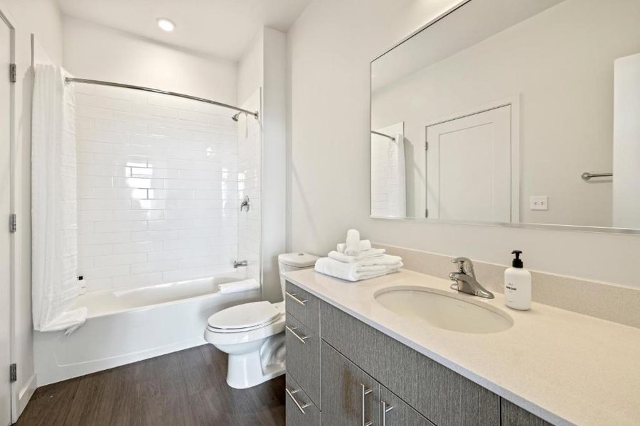 Placemakr Marymount Ballston — Bathroom