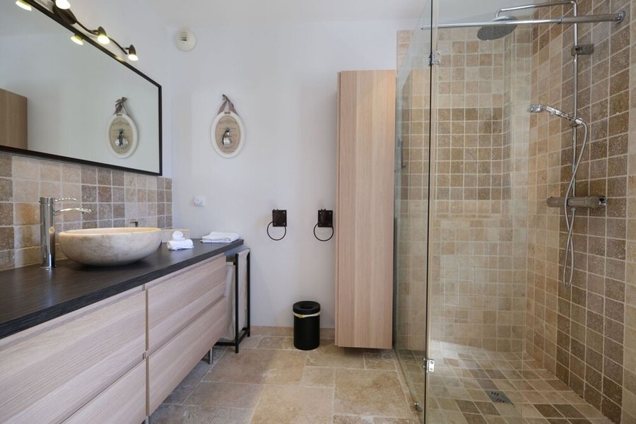 Plaisirs Maisons de Provence — Bathroom