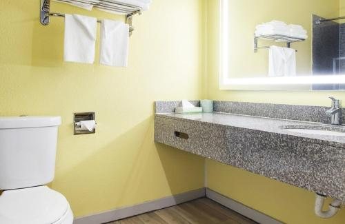 Plantation Suites Conference Center — Bathroom