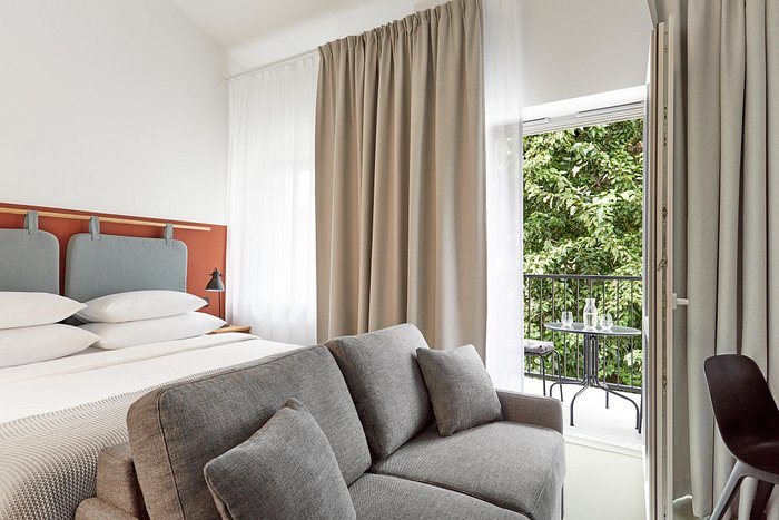 Platinia Apartments — Guest room