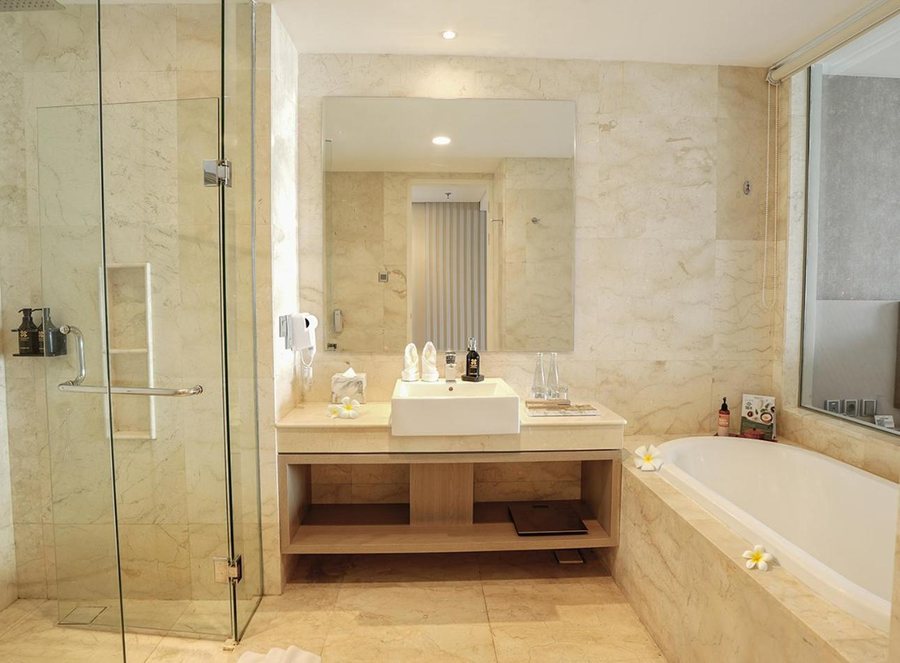 Platinum Hotel Jimbaran Beach Bali — Bathroom