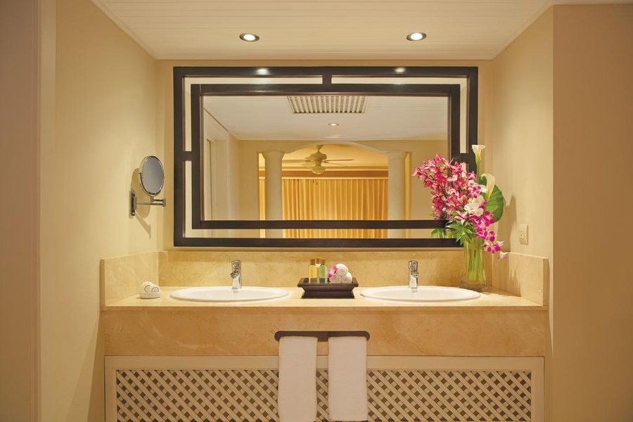 Playa Palmera Beach Resort — Bathroom