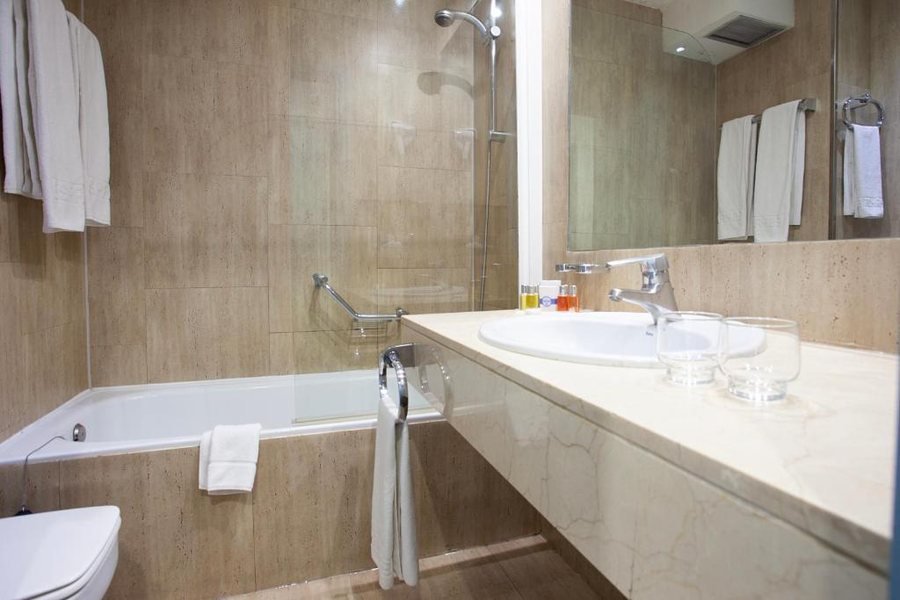 Plaza de Espana Skyline — Bathroom