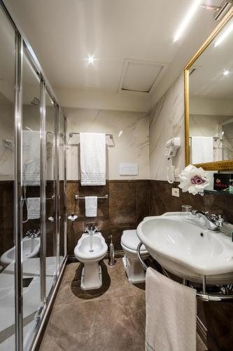 Plaza Hotel Lucchesi — Bathroom