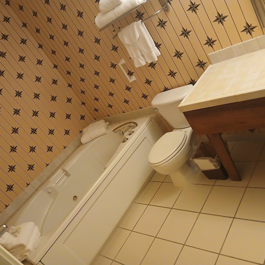 Plaza Inn Suites Ashland Creek — Bathroom