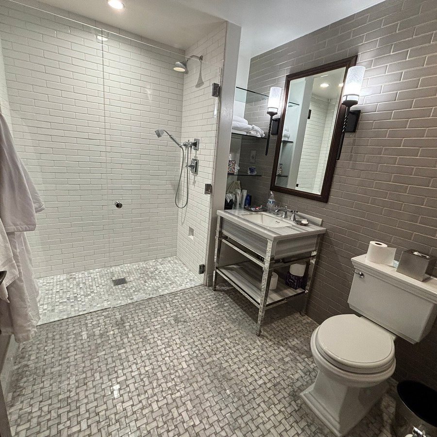 Plaza La Reina Los Angeles California — Bathroom