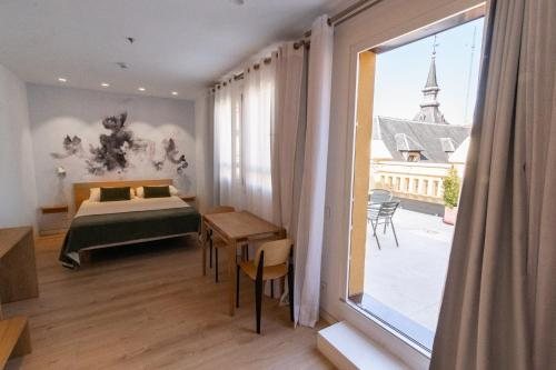 Plaza Mayor Suites Apartments — Guest room