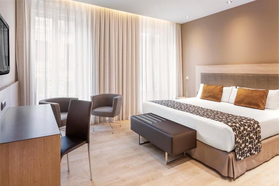 Plaza Mayor Suites — Guest room