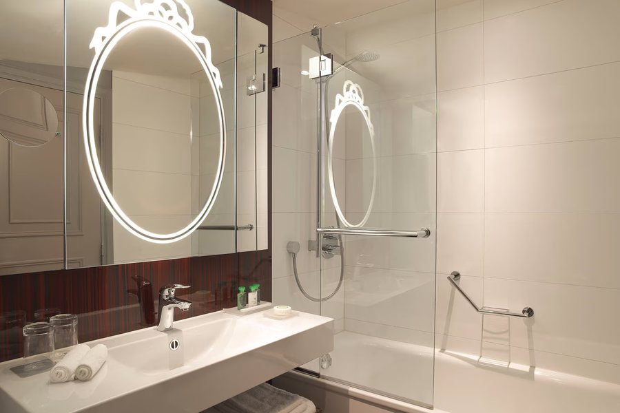 Plaza Tour Eiffel — Bathroom