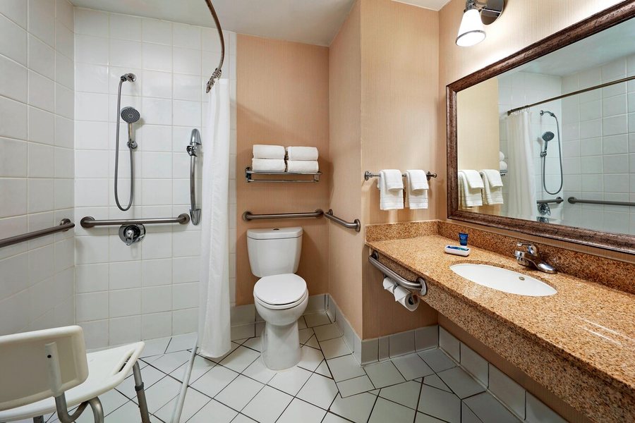 Pleasanton Marriott — Bathroom