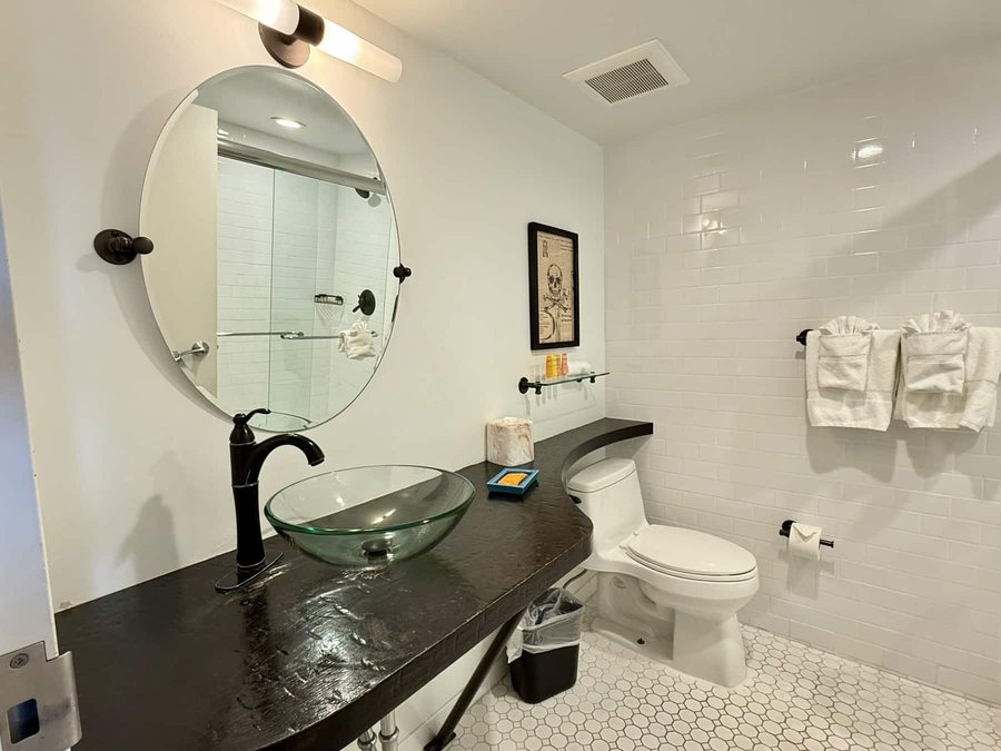 Plunge Beach Resort — Bathroom