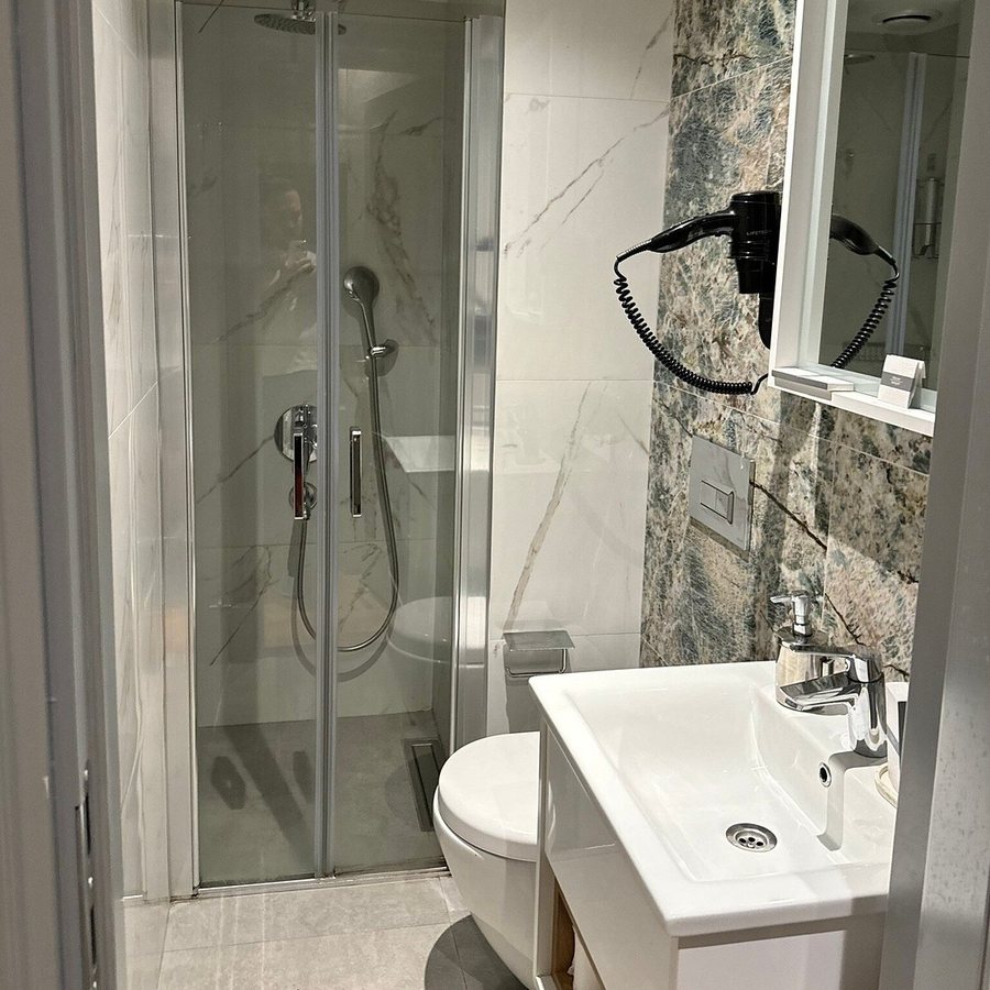 Plus Suit Istanbul — Bathroom