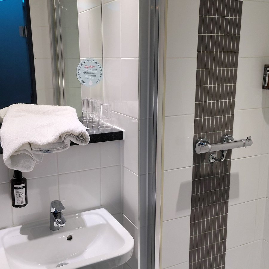 Point A Hotel London Canary Wharf — Bathroom